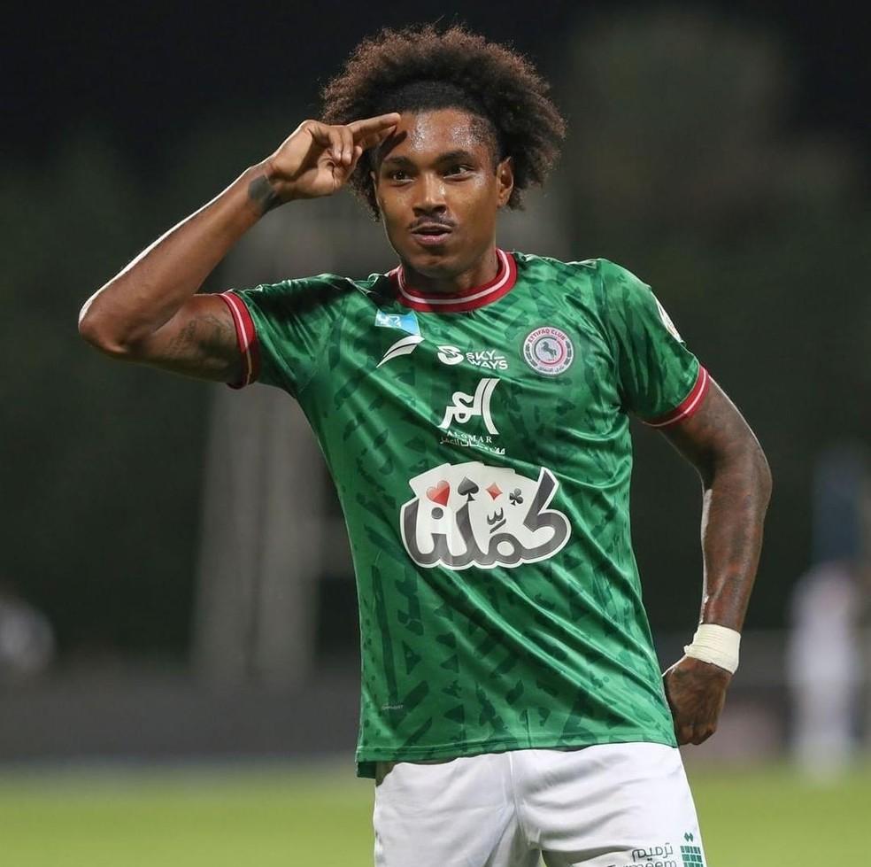 Vitinho comemora gol pelo Al Ettifaq