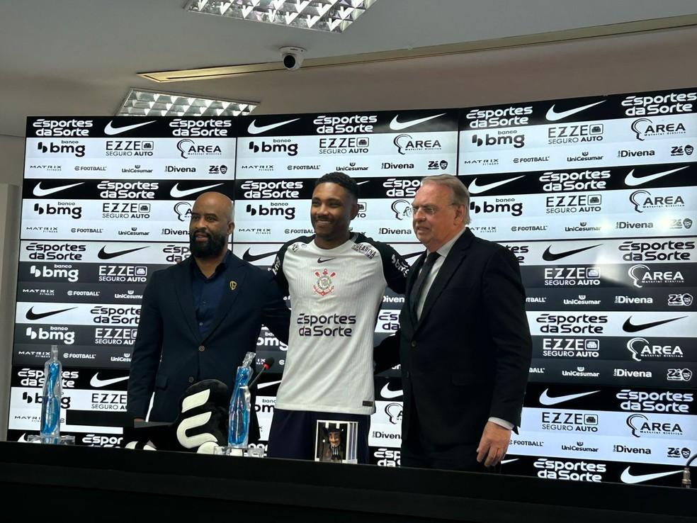 Vitinho é apresentado no Corinthians