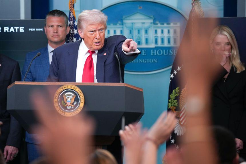 Trump durante coletiva de imprensa