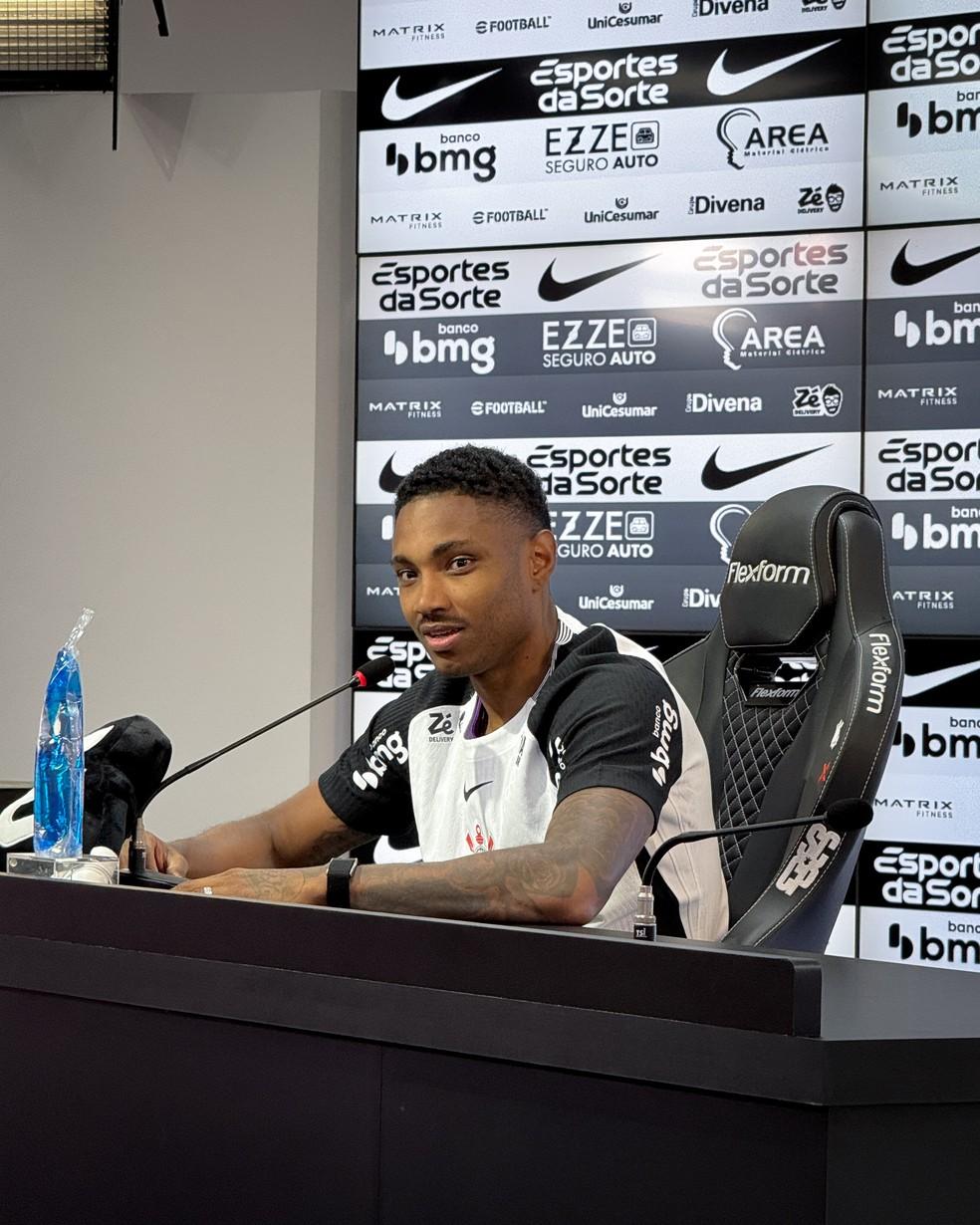 Vitinho concede entrevista coletiva no CT Joaquim Grava