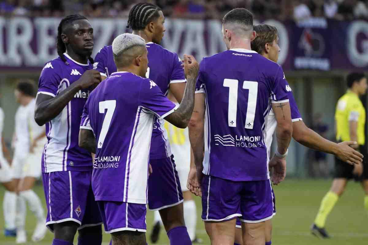 A Fiorentina celebra em equipe após um gol.