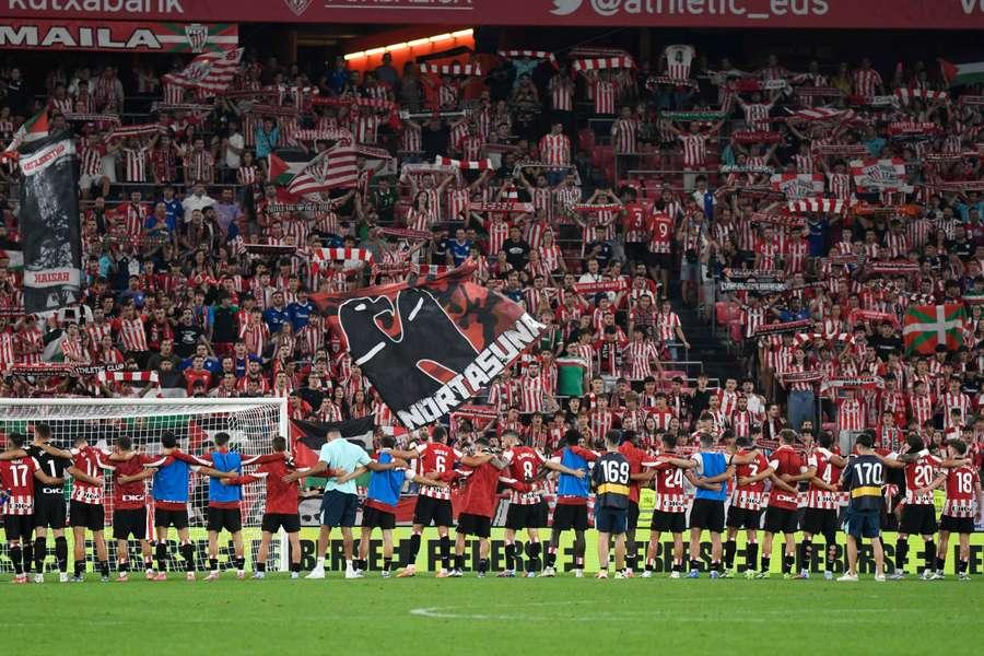 O Athletic celebra a vitória frente ao Rayo.