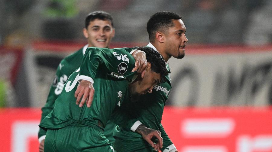 Gustavo Gómez, do Palmeiras, é abraçado após marcar sobre o Universitário em jogo da Libertadores.