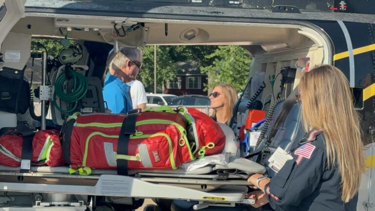 Senador Roger Marshall visita o Newman Regional Health e discute assistência médica