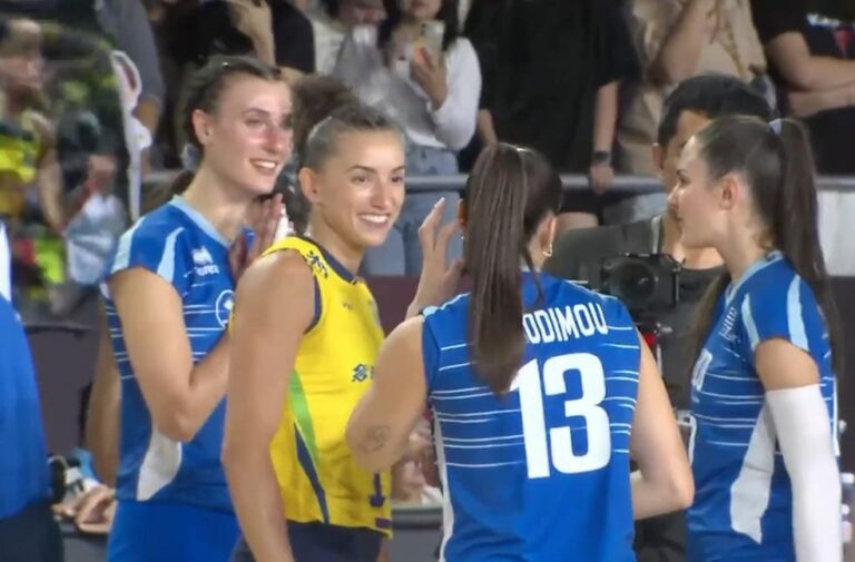Gabi brilha e é tietada por jogadoras gregas após vitória sensacional no Mundial de Vôlei