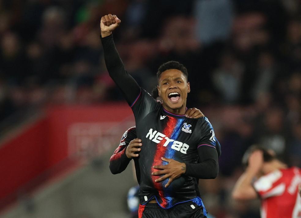 Matheus França celebra gol de empate do Crystal Palace diante do Southampton — Foto: Reuters.