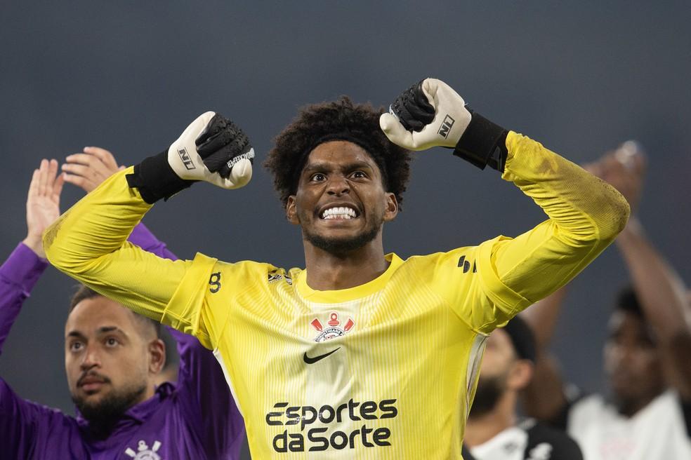 Hugo Souza comemora vitória do Corinthians sobre o Athletico