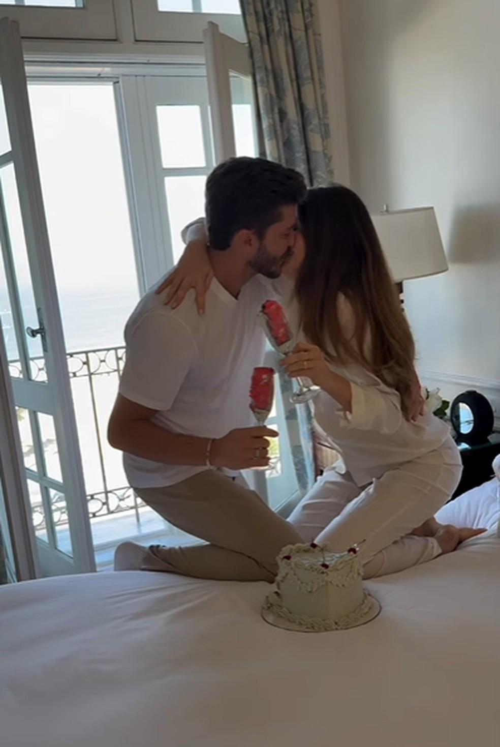 Camila Queiroz e Klebber Toledo descobrem sexo do primeiro filho