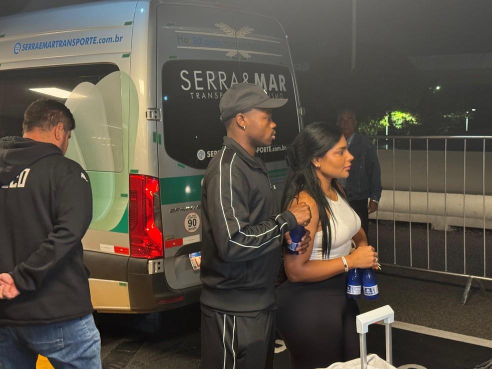 Reforço do Vasco, Andrés Gómez ao lado da esposa em sua chegada ao Rio.