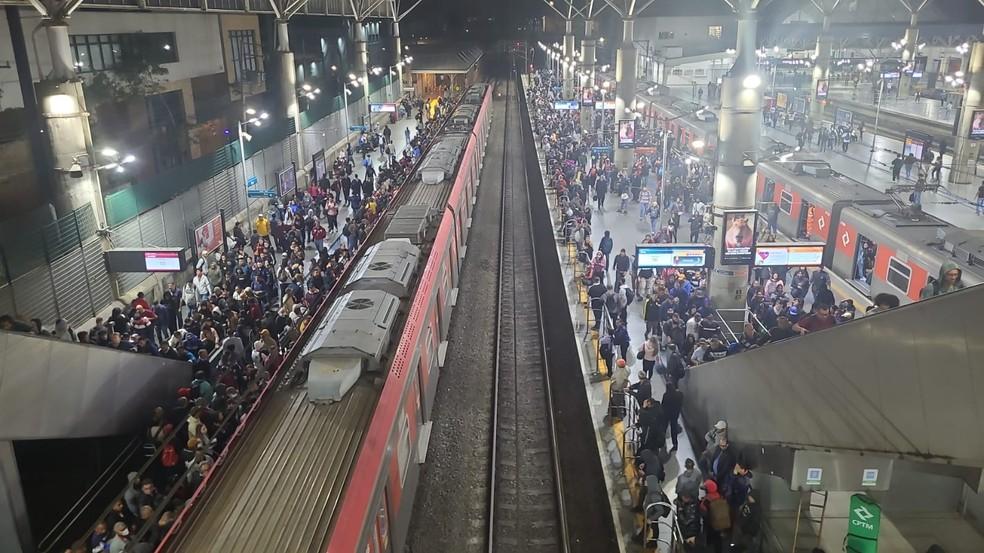 Estação Brás da CPTM lotada de passageiros por volta das 05h50 desta segunda-feira (25).