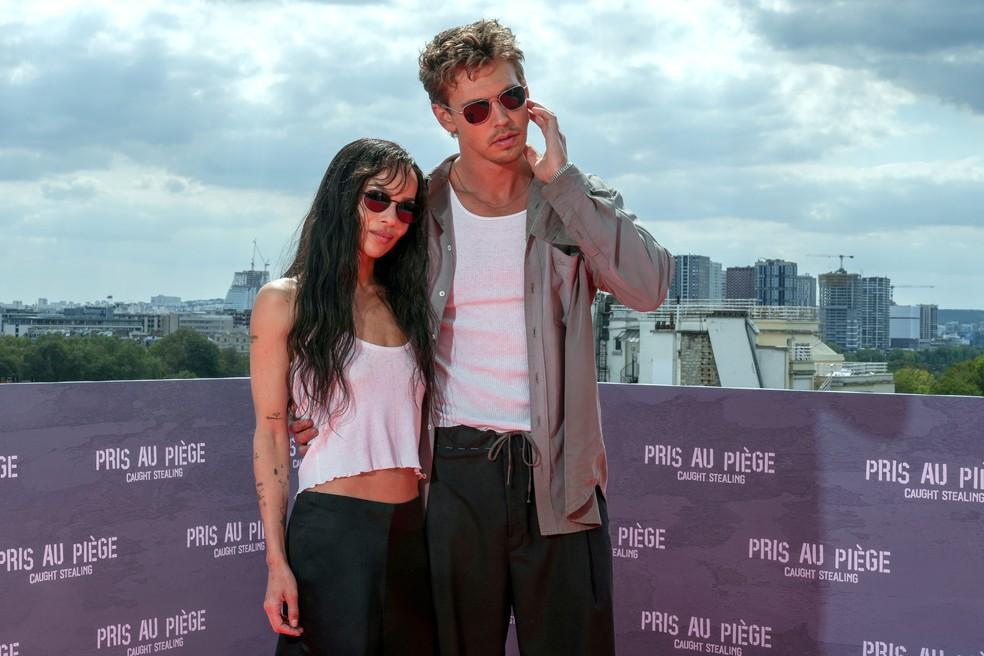 Zoë Kravitz e Austin Butler posam juntinhos em tapete vermelho de 'Ladrões', na França