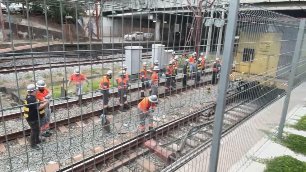 Trabalhadores da CPTM trabalham na solução do descarrilamento do trem da Linha 7-Rubi.