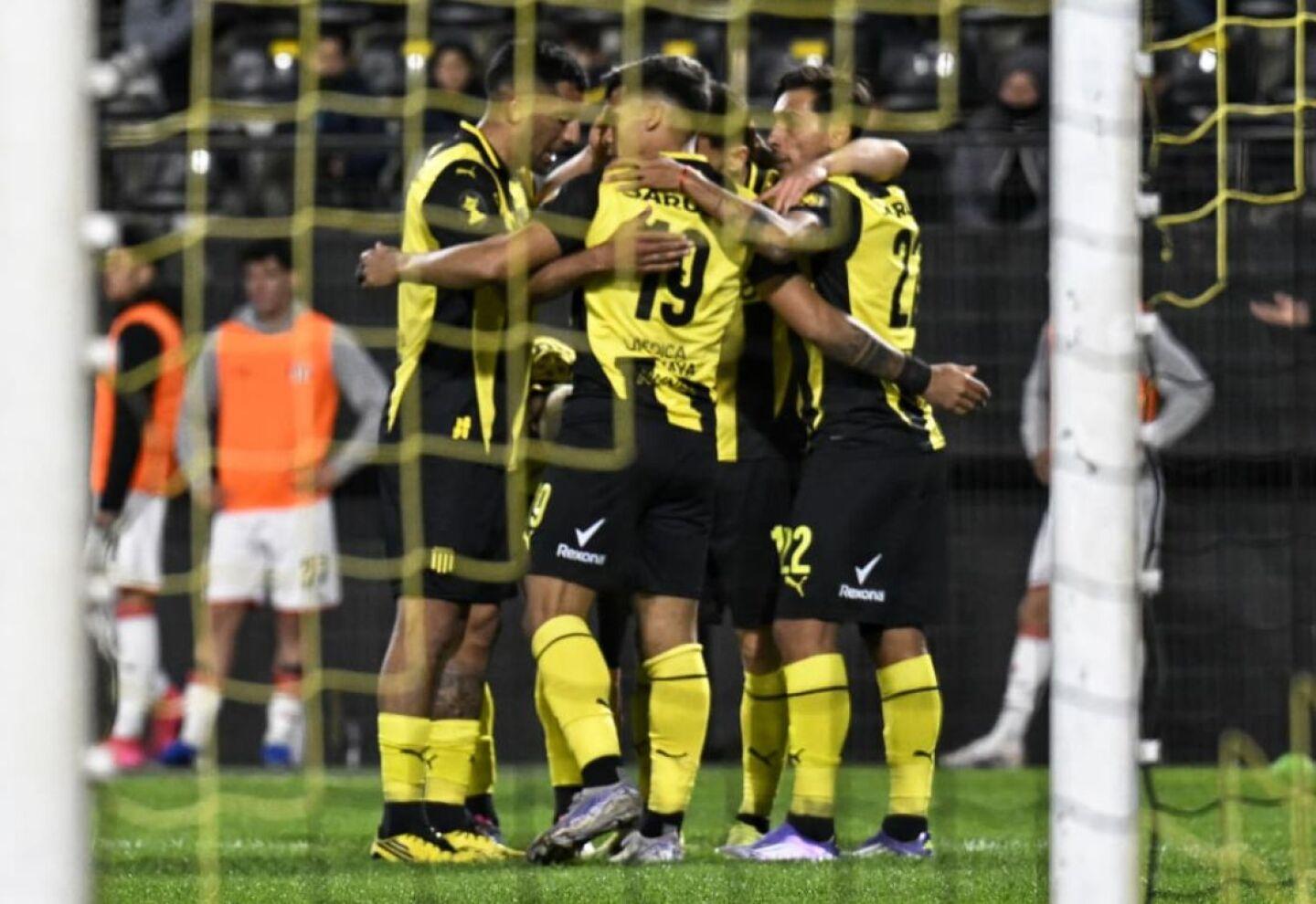 Jogadores do Peñarol comemoram o segundo gol.