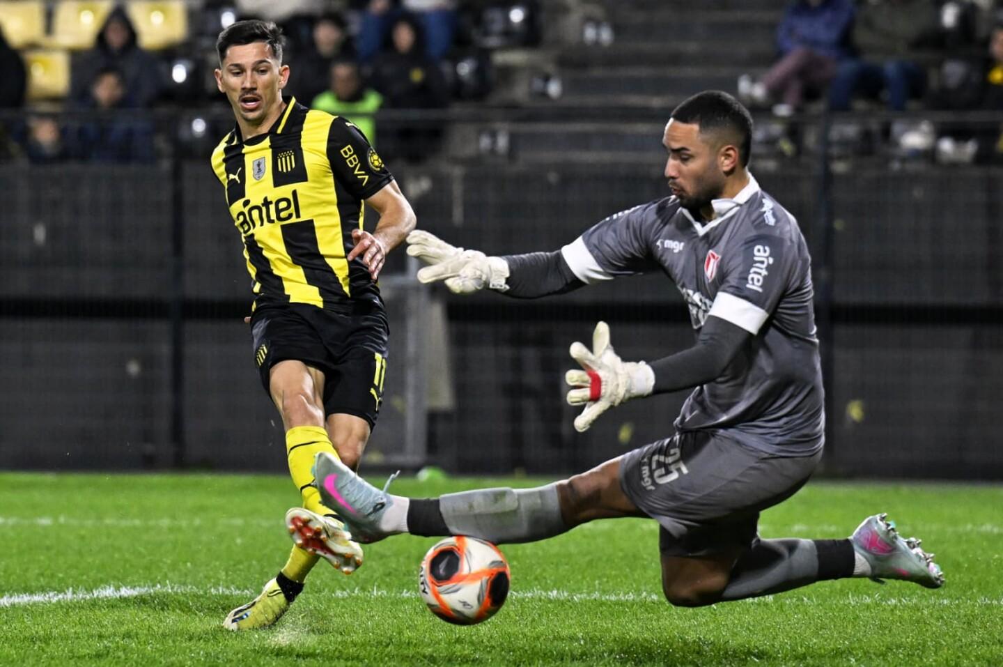 David Terans celebra seu gol no jogo.