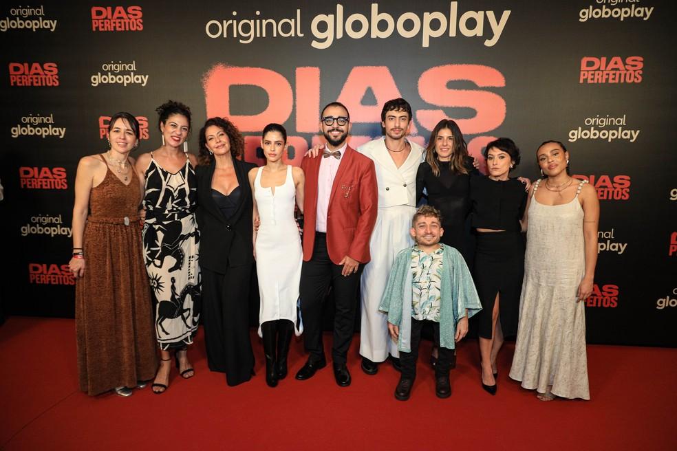 Raphael Montes e elenco de Dias Perfeitos no evento de lançamento da série