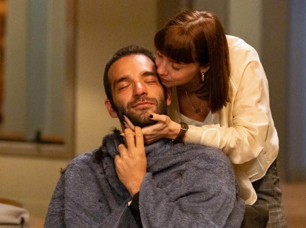 Solange raspa o cabelo de Afonso em cena emocionante