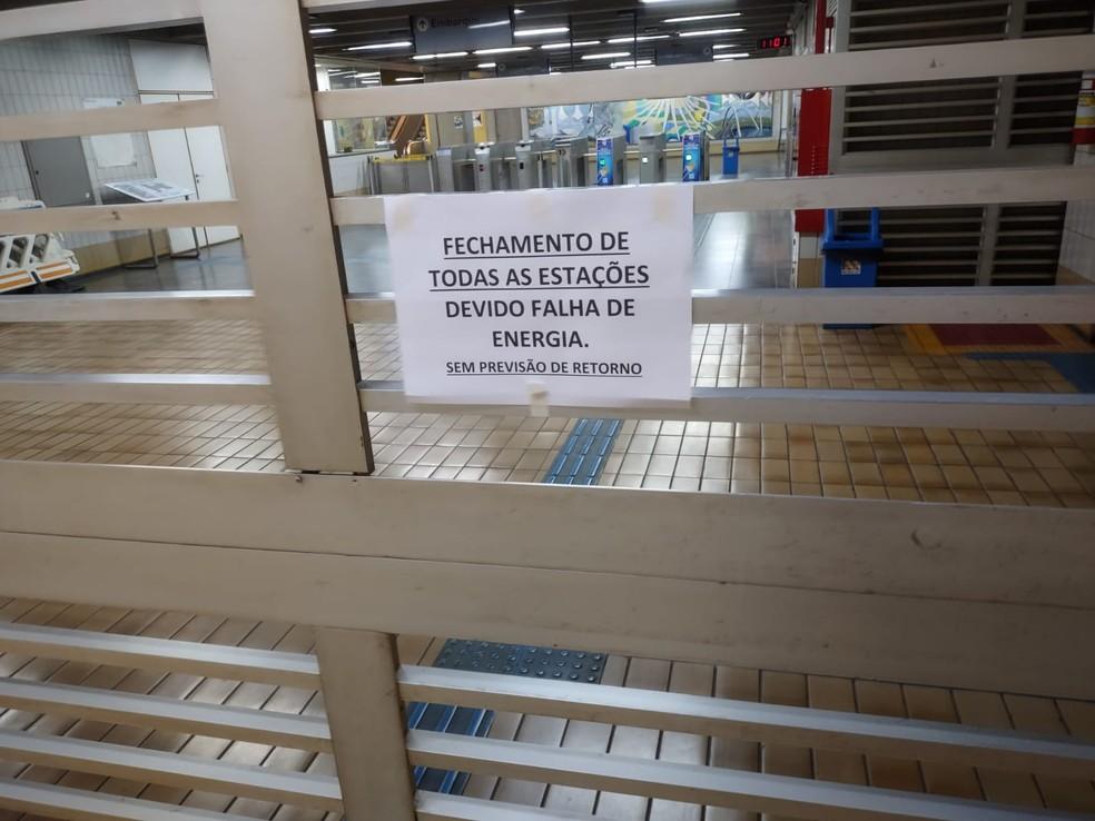 Estação Metropolitana do Metrô do DF, em Ceilândia, fechada por falta de energia