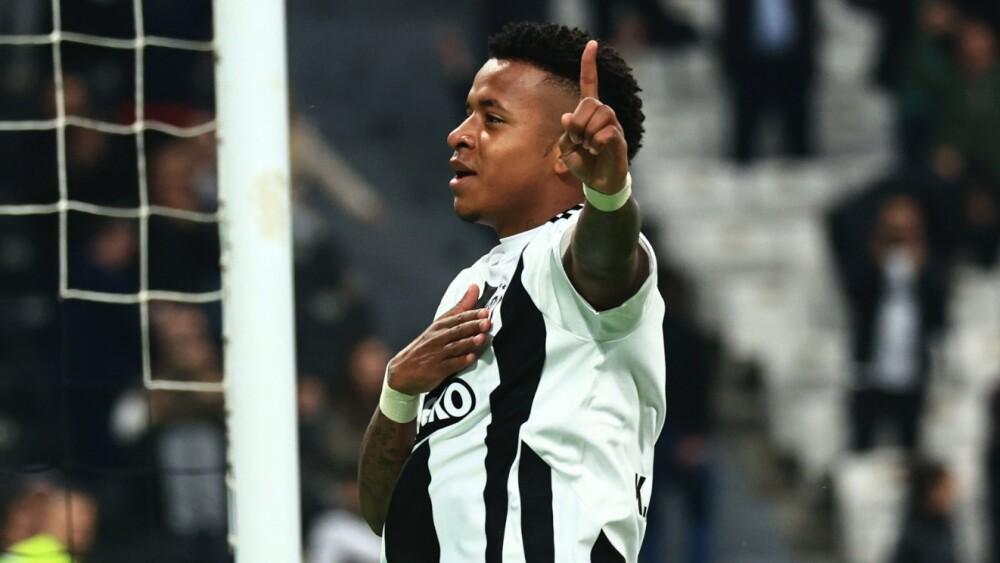 Keny Arroyo, do Besiktas, reagiu a pedidos para jogar no Cruzeiro.