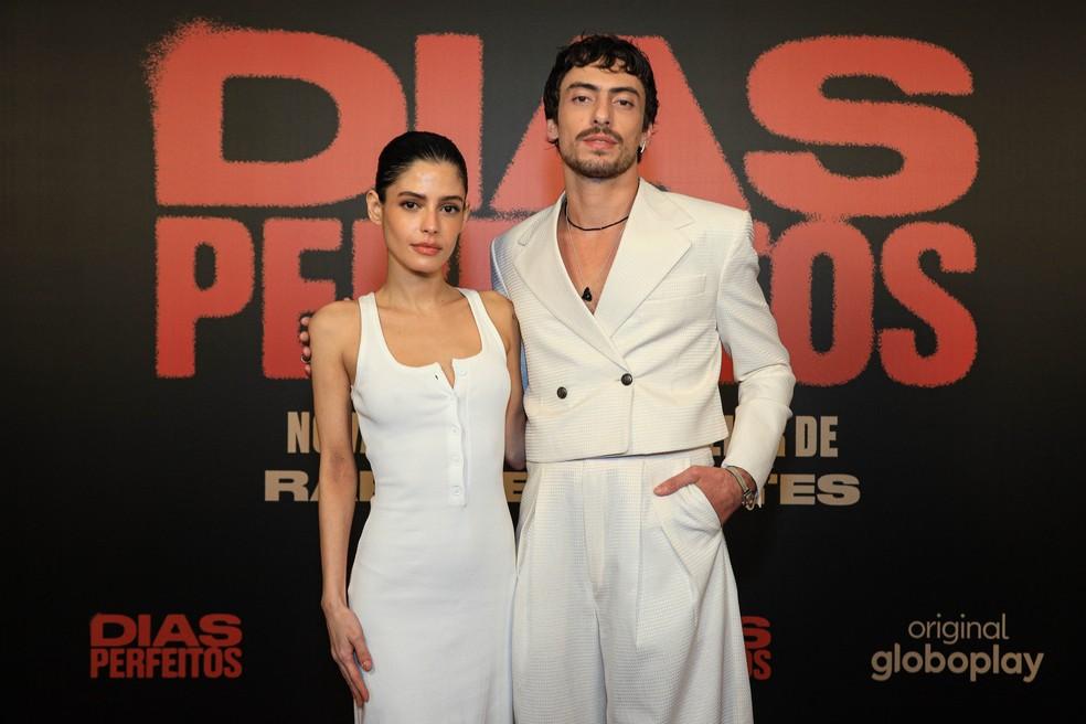 Julia Dalavia e Jaffar Bambirra no evento de lançamento de Dias Perfeitos