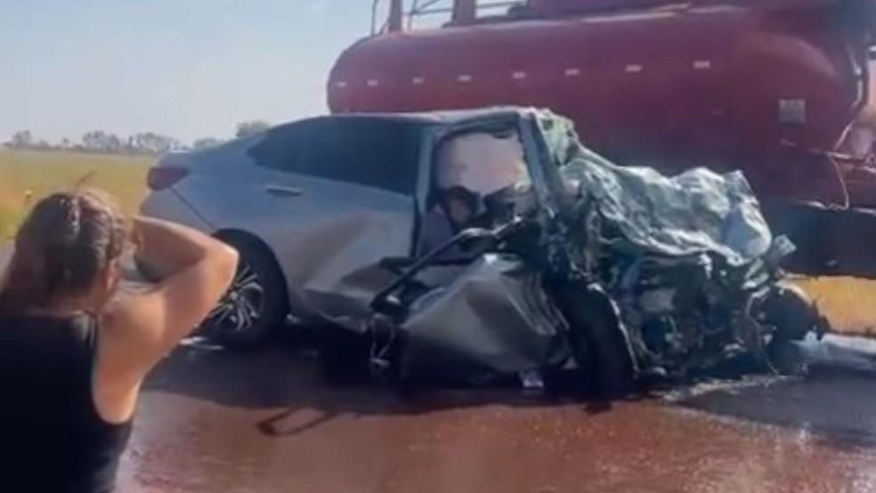 Carros bateram de frente em rodovia de Morro Agudo, SP
