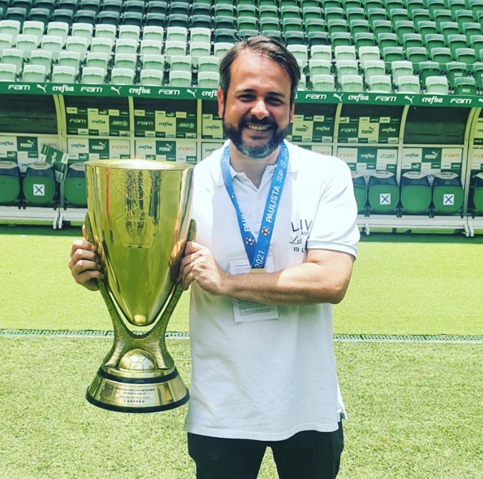 André Castro com taça de campeão paulista sub-17 em 2021