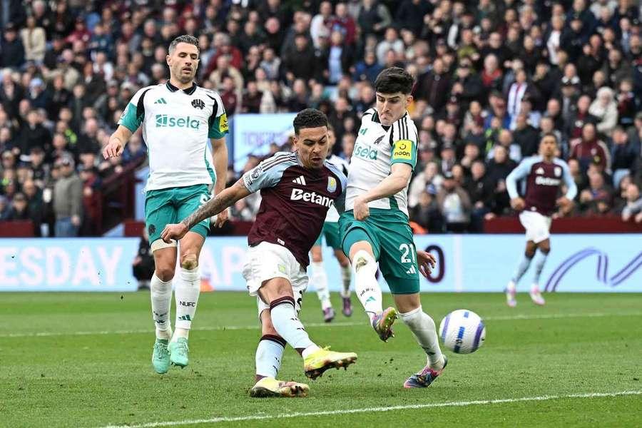 Morgan Rogers, do Aston Villa, em ação contra o Newcastle United