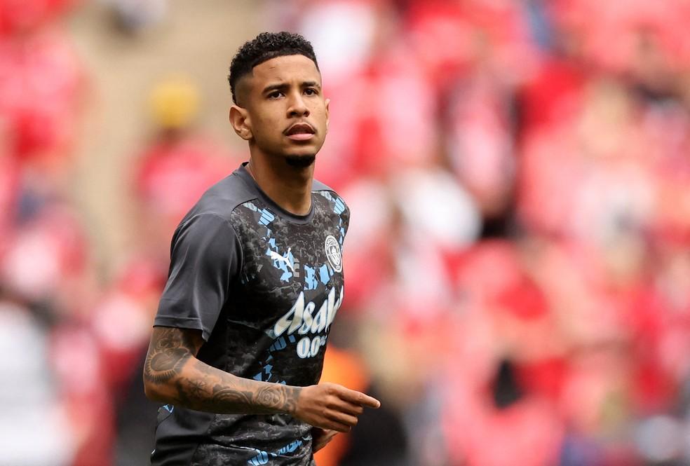 Savinho em aquecimento com a camisa do Manchester City