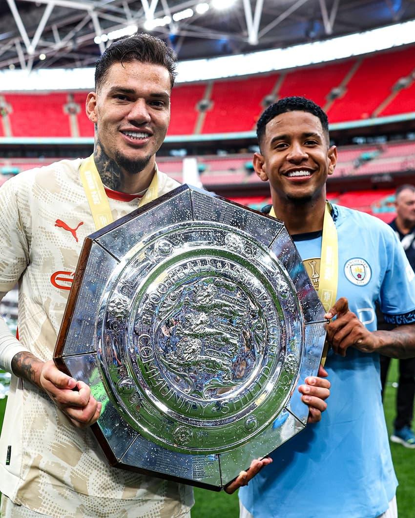 Savinho e Ederson erguendo o título da Comunity Shield