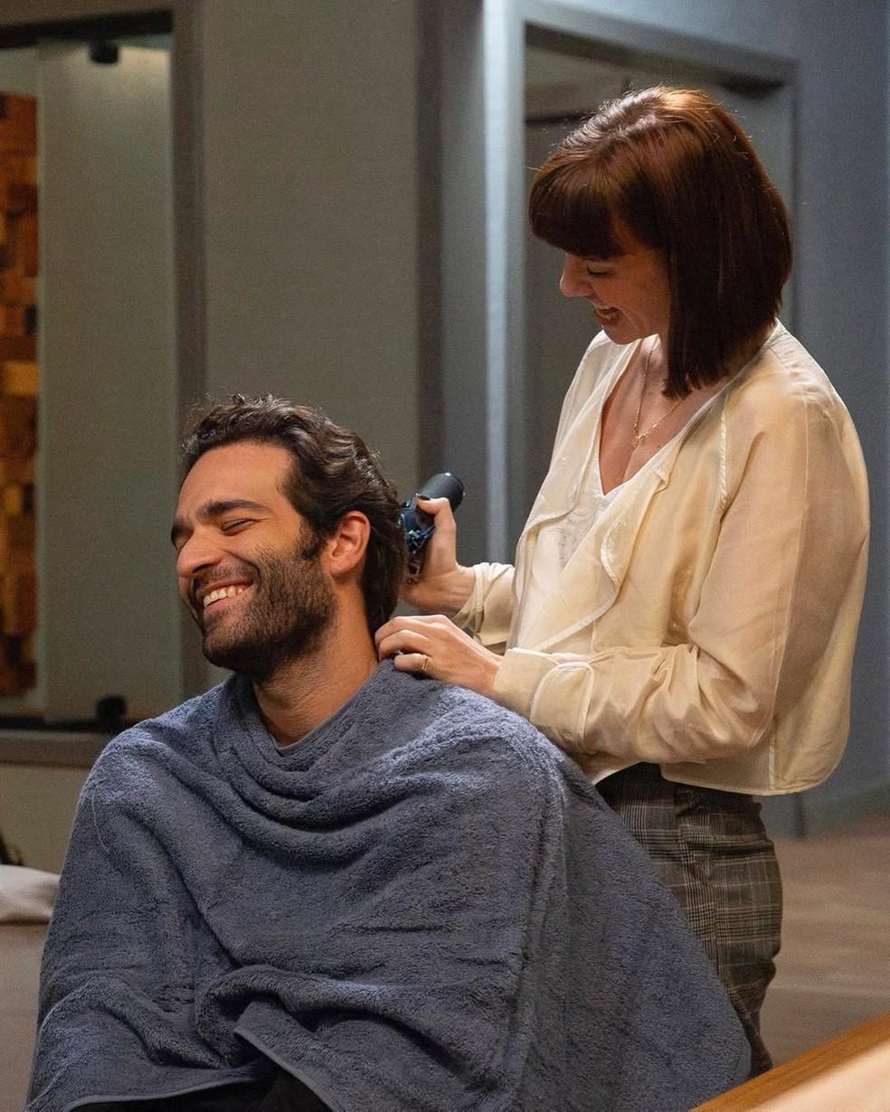 Solange raspa cabelo de Afonso em 'Vale Tudo'