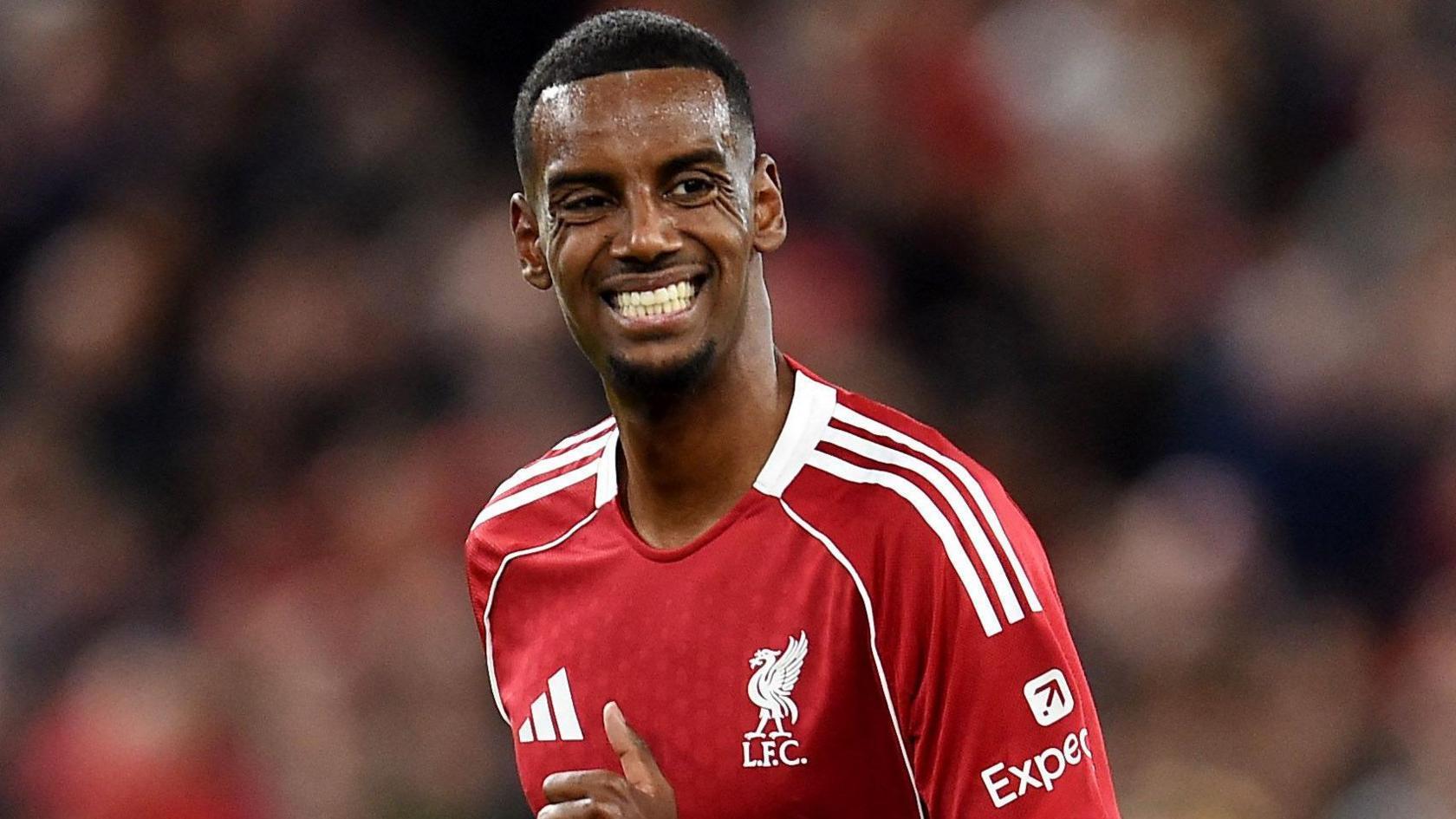 Alexander Isak em ação na estreia pelo Liverpool contra o Atlético de Madrid na Champions League no Anfield.