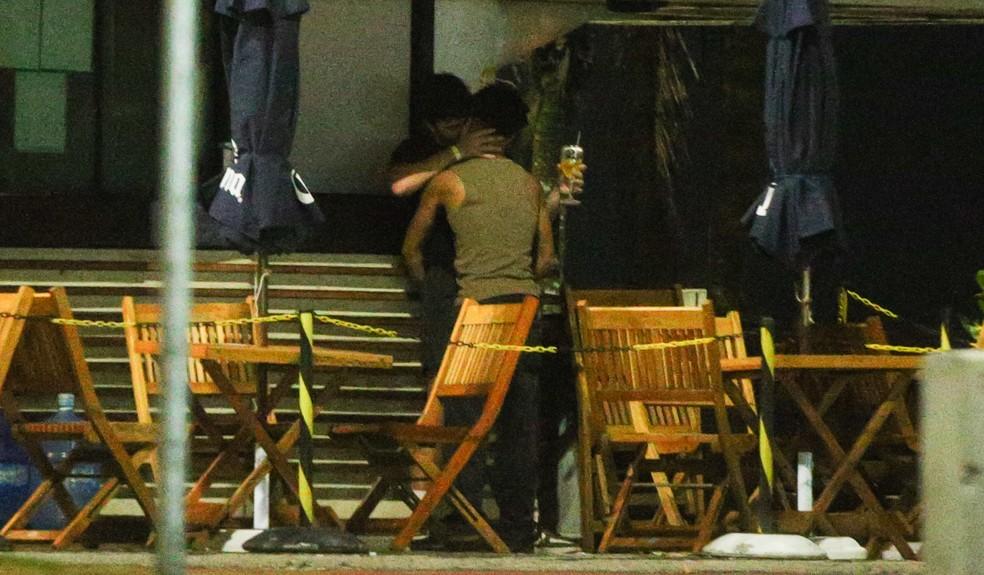 Álvaro e Lucas Leto se beijam