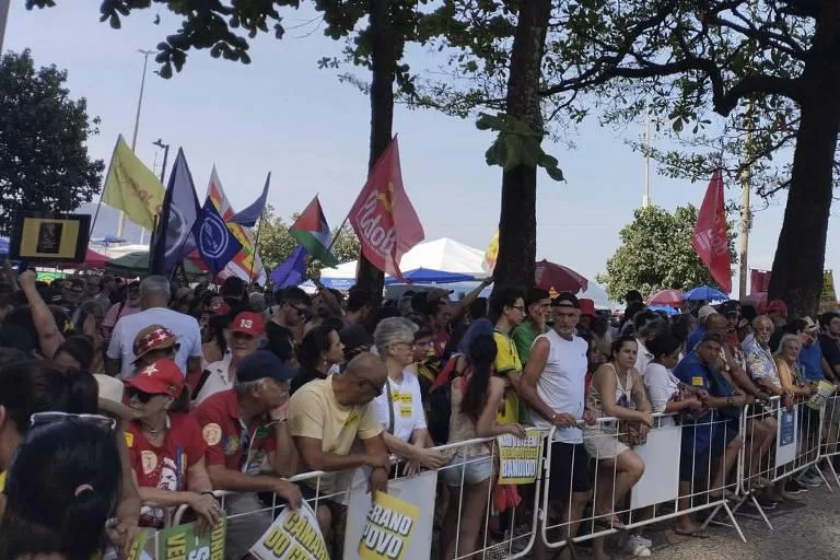 Ato em Copacabana reúne artistas e manifestantes contra a PEC da Blindagem