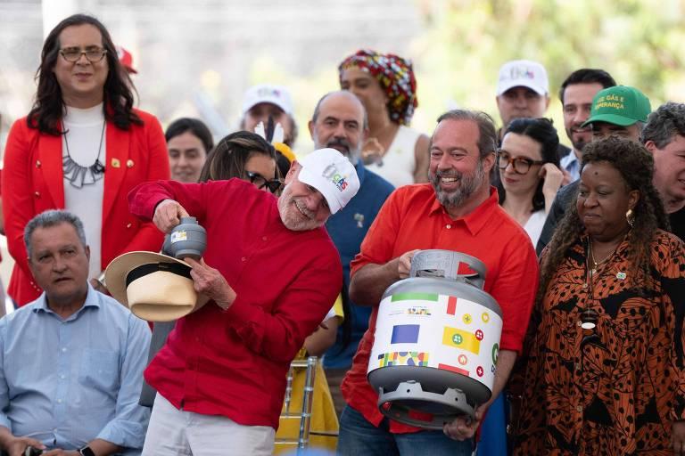Evento de lançamento do programa com Lula e beneficiários.