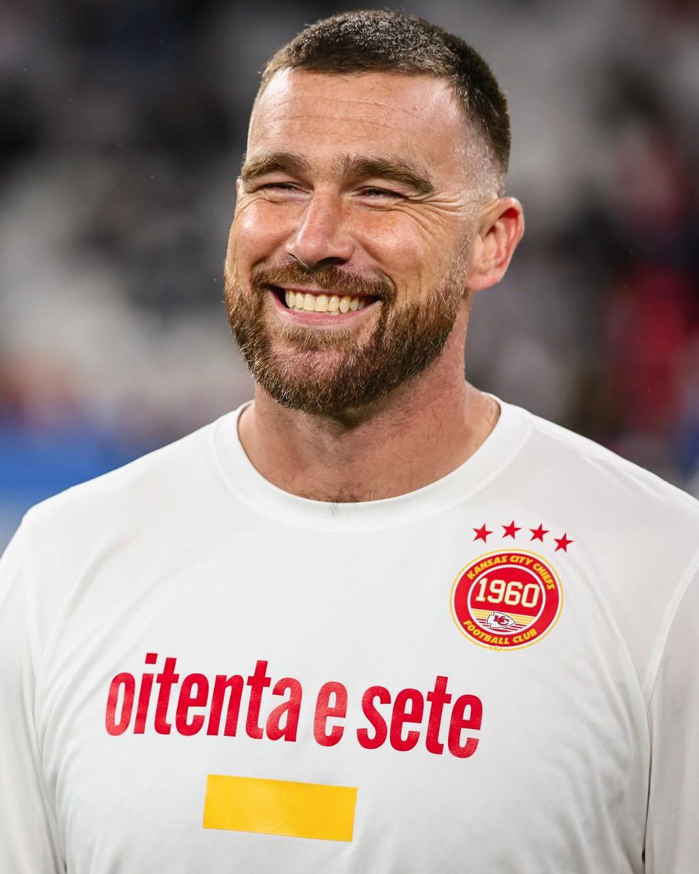 Travis Kelce com camisa do Corinthians