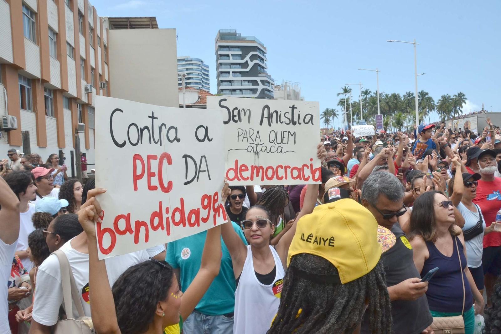 População com cartazes em ato contra PEC da Blindagem e PL da Anistia, em Salvador (BA)