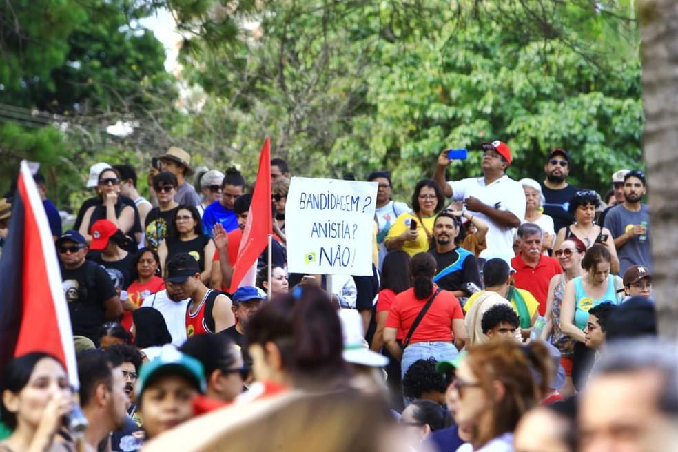 Manifestantes em Goiás seguram cartaz contra a anistia