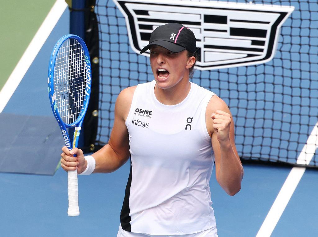 Iga Świątek e Amanda Anisimova em quadra durante o US Open