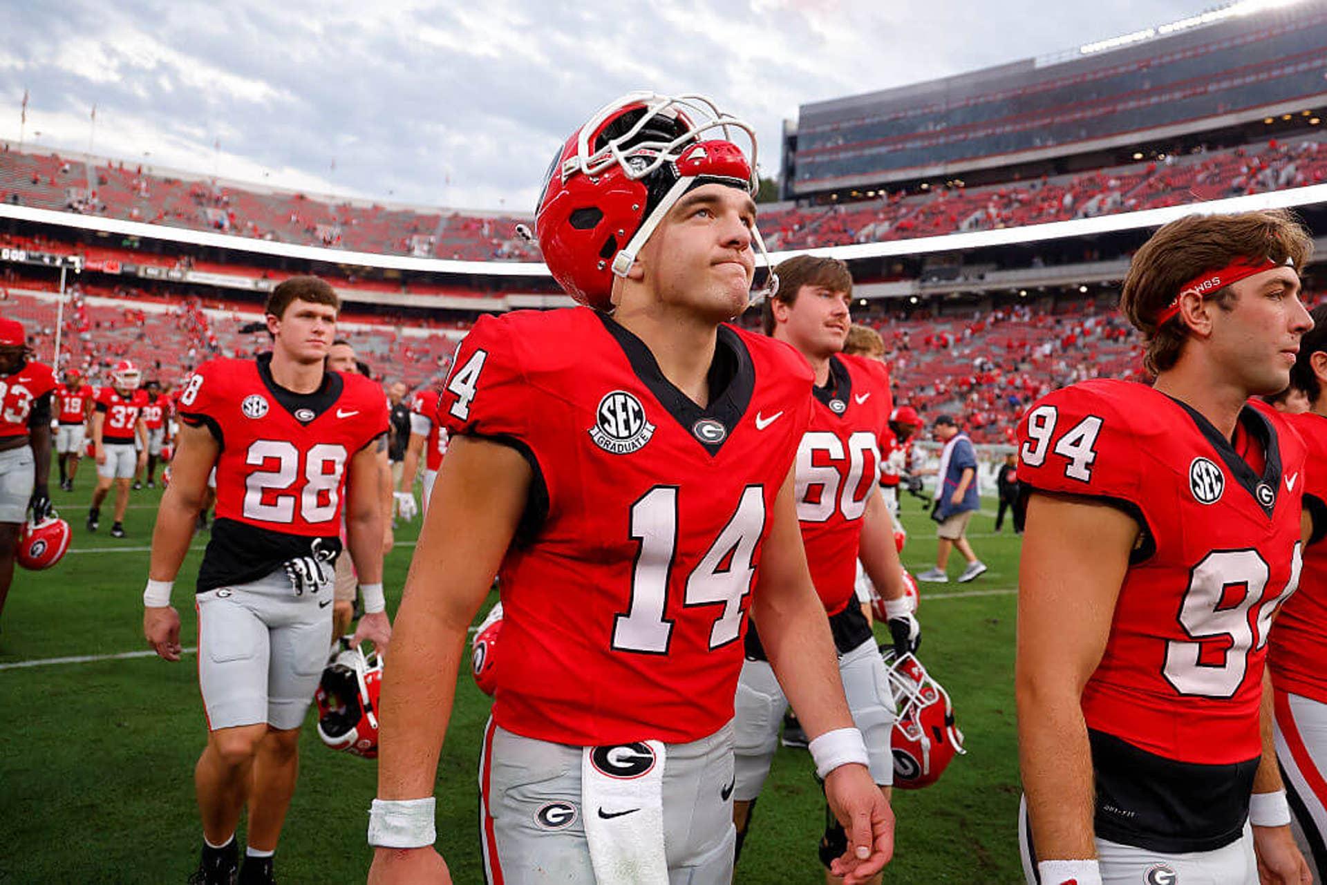 Gunner Stockton deixa o campo após a vitória sobre Austin Peay