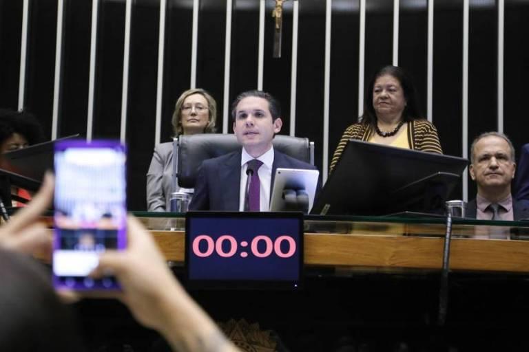 Hugo Motta durante sessão legislativa