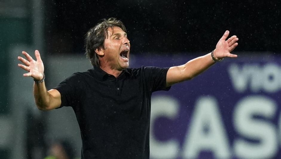 Antonio Conte orienta seus jogadores durante partida da Série A