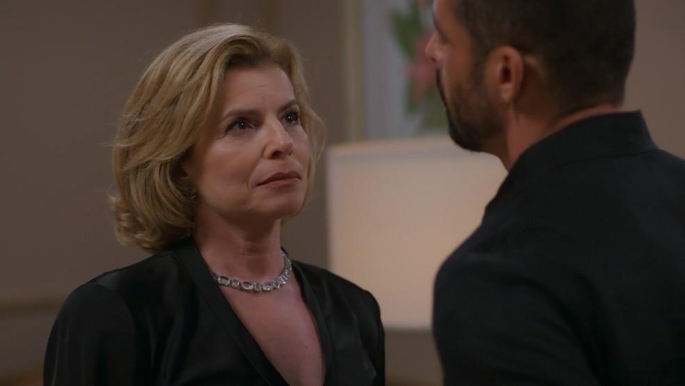 Vale Tudo: Odete coloca a vida de César em risco com remédio envenenado