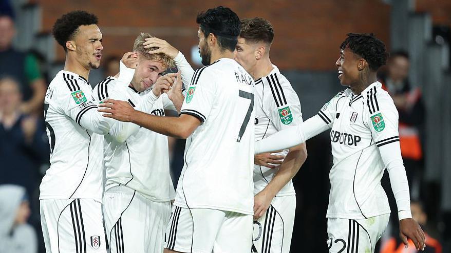 Jogadores do Fulham celebram o gol de Emile Smith Rowe.
