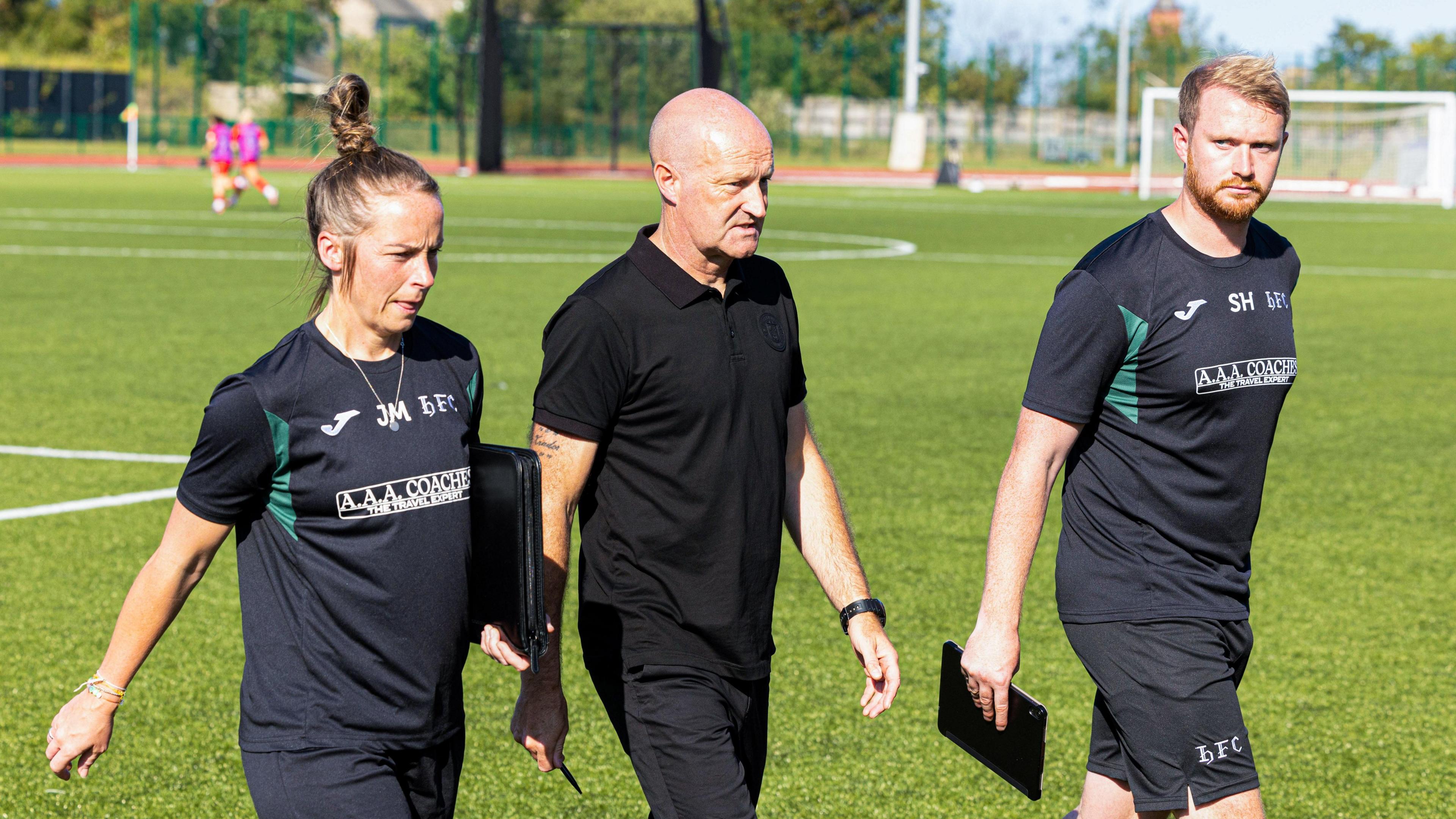 Treinadores do Hibernian, Joelle Murray e Stewart Hall, juntamente com o gerente Grant Scott