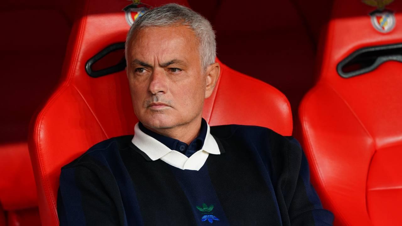 José Mourinho observa a partida com atenção