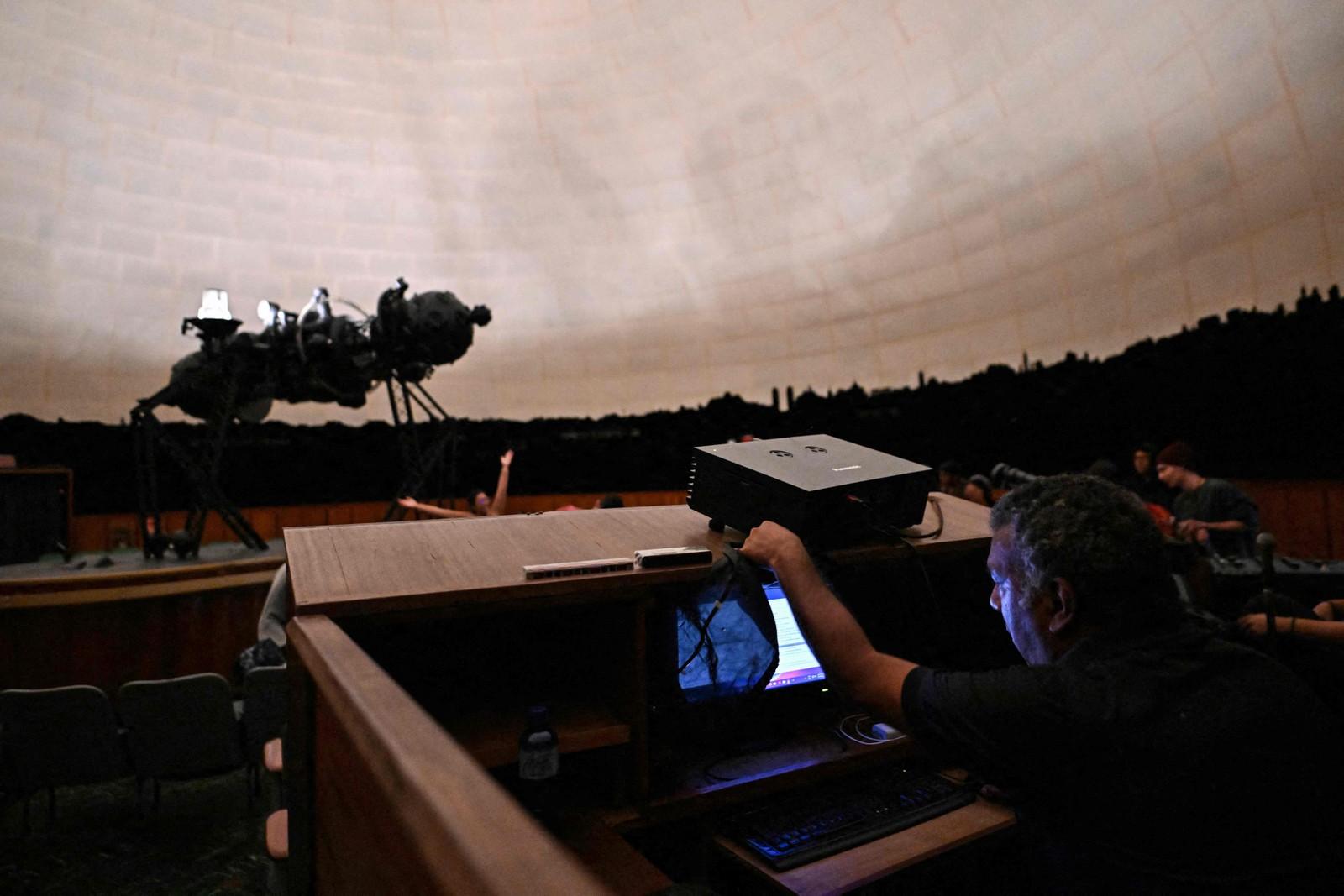 Pessoas observando a Lua de sangue em Caracas
