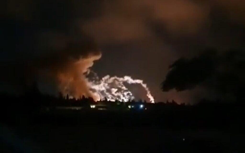 Local de um suposto ataque israelense a uma base militar próxima a Homs, Síria.