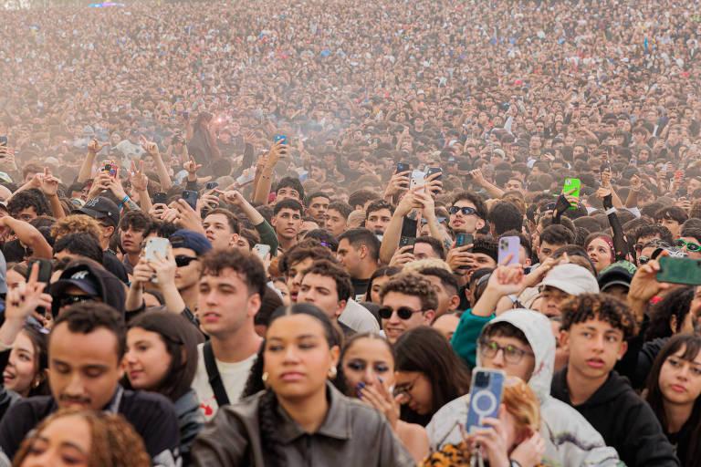 Multidão no The Town