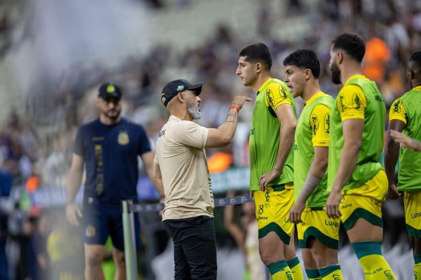 Rafael Guanaes técnico do Mirassol durante partida contra o Ceará no estádio Arena Castelão pelo Campeonato Brasileiro A 2025.