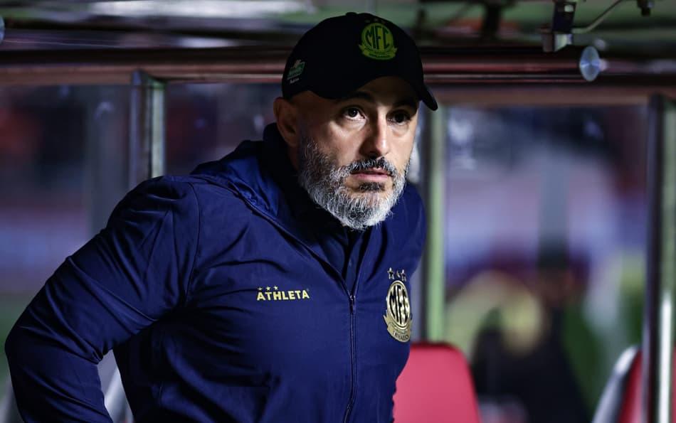 Rafael Guanaes técnico do Mirassol durante partida contra o São Paulo no estádio Morumbi pelo Campeonato Brasileiro A 2025.