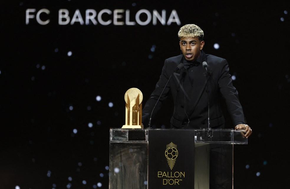 Lamine Yamal recebe o troféu Kopa